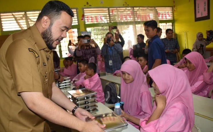 Wako Padang Fadly Amran saat melaunching MBG di SMP 8 Padang, pekan lalu.