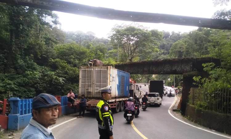 Truk kontainer tersangkut di kolong rel tikungan air terjun Lembah Anai, menghambat jalur Padang-Bukittinggi. (Satlantas Polres&nbsp;Padangpanjang)