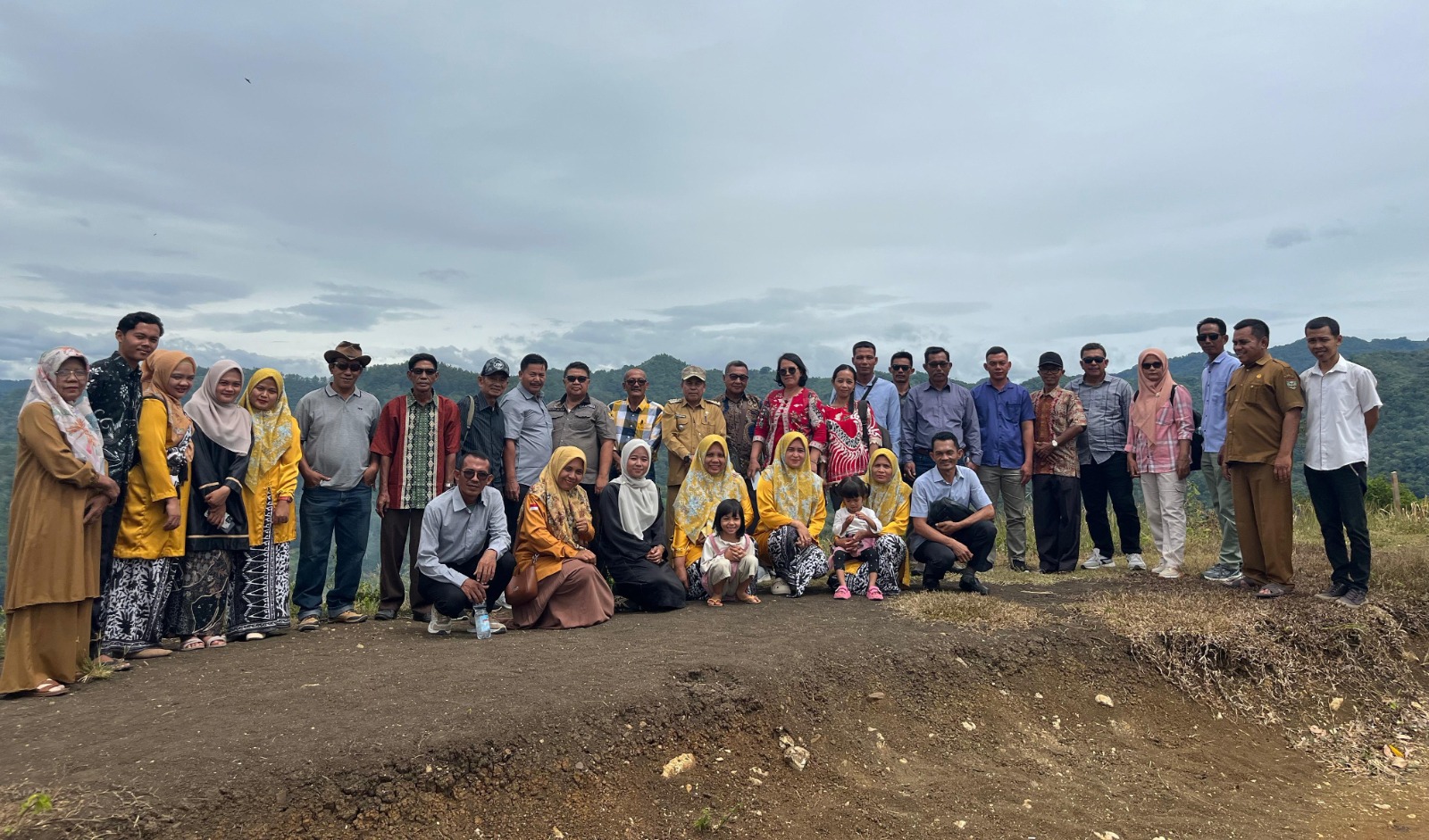 Rombongan perangkat desa dan BPD Desa Matobe dan Desa Sioban, Kabupaten Kepulauan Mentawai berkunjung ke Bukik Ponggang, Kabupaten Sijunjung, Selasa (10/6).