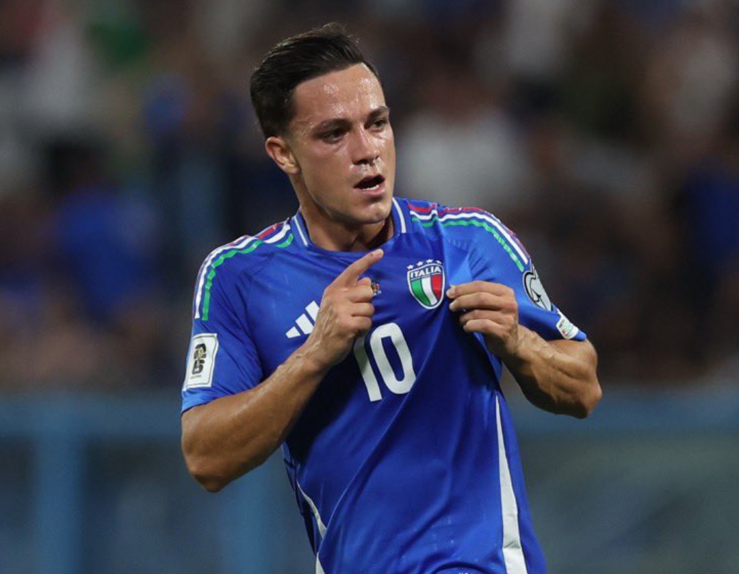 Giacomo Raspadori membuka gol Italia saat mengalahkan Moldova 2-0 di Kualifikasi Piala Dunia 2016.(Foto: @FIFAWorldCup)