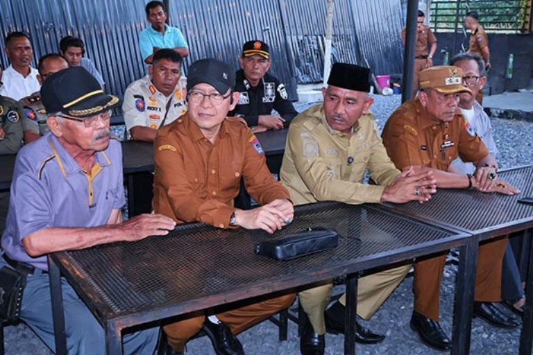 SINERGI: Wako Payakumbuh Zulmaeta dan Bupati Limapuluh dalam Musyawarah Badunsanak di Tanjuang Anau, kolaborasi dalam pembangunan tugu selamat datang beberapa waktu lalu.(DOK. PEMKAB LIMAPULUH KOTA)