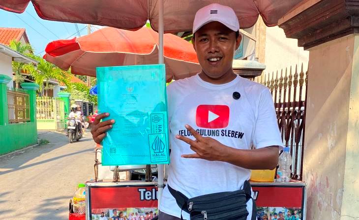 Pegadang telur gulung keliling ini telah mengantongi sertifikat halal secara gratis dari petugas Pendamping Proses Produk Halal, Badan Penyelenggara Jaminan Proses Produk Halal (BPJPH). (Foto: ist)