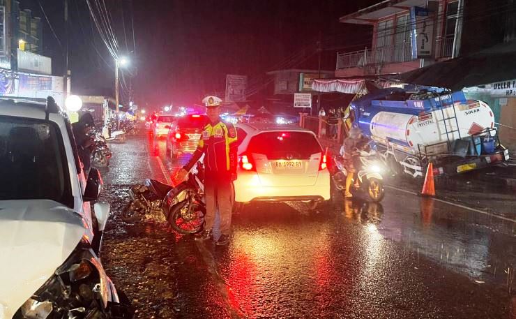 Kecelakaan lalu lintas beruntun di Sungai Tarab, Tanahdatar, Senin (9/6/2025) malam. Truk tangki Pertamina rem tidak berfungsi picu tabrakan.