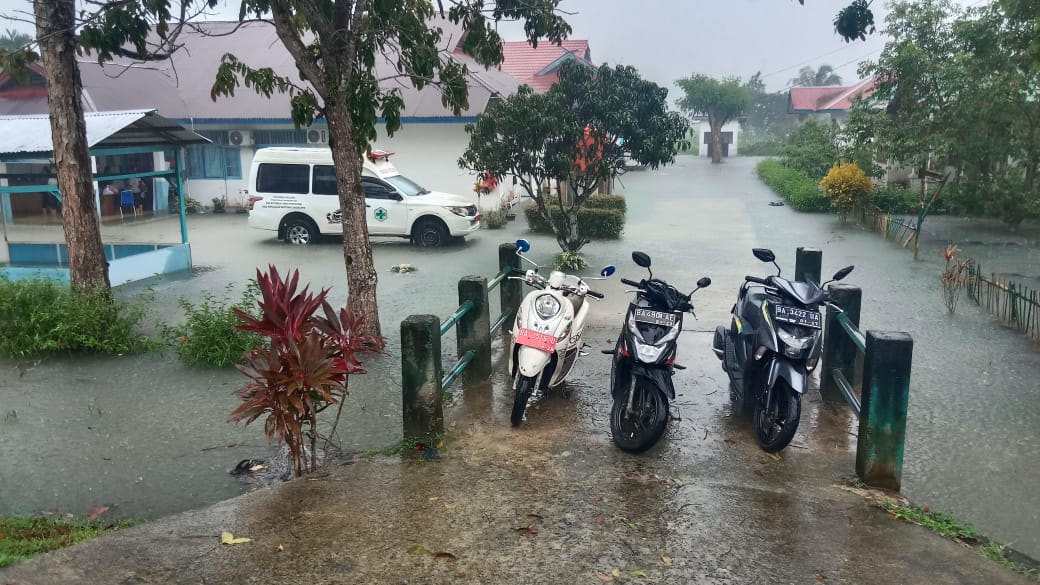 TERGENANG: Banjir melanda Puskesmas di daerah Mapaddegat. (ARIF RD/PADEK)