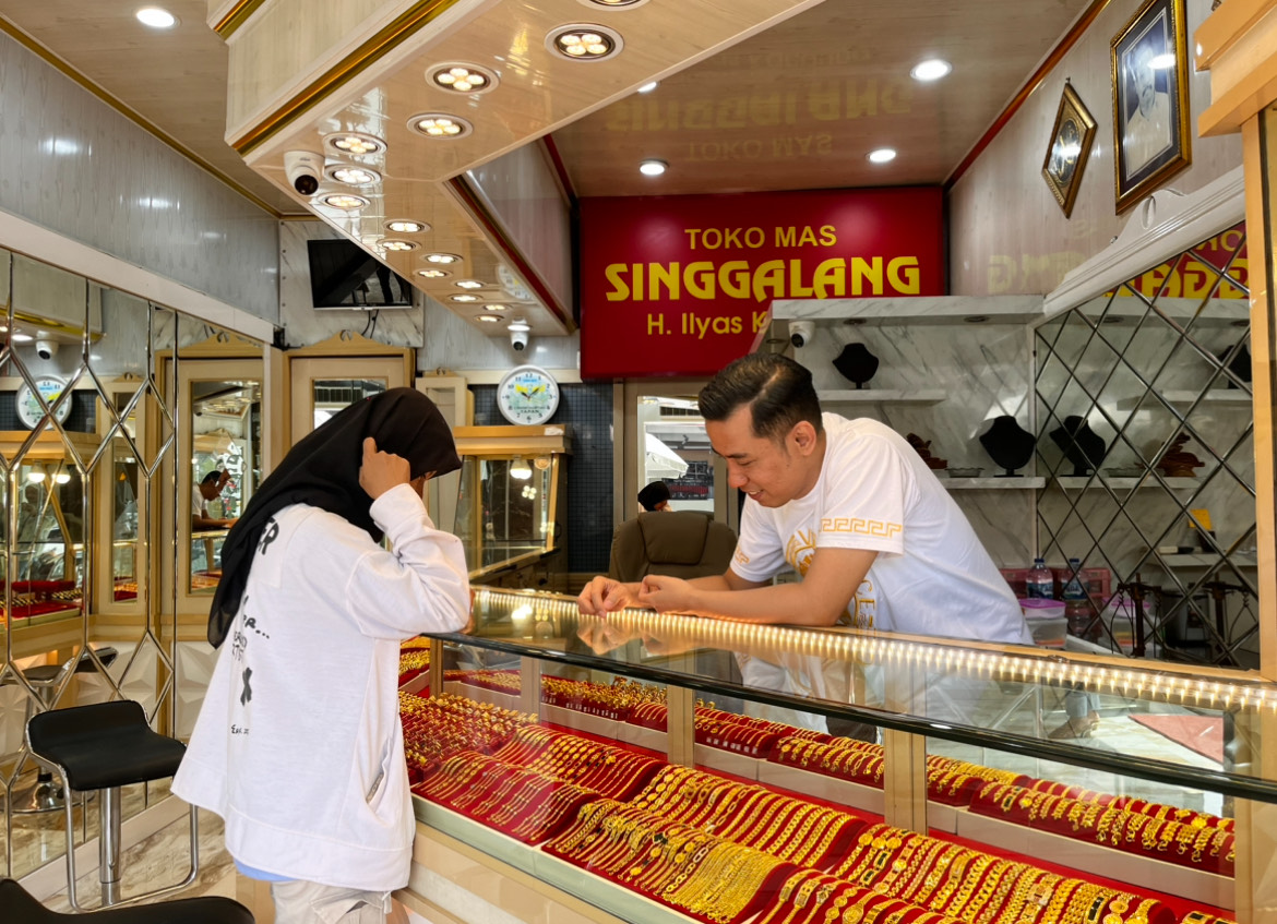 Pegawai Toko Emas Singgalang sedang melayani pembeli, kemarin.
