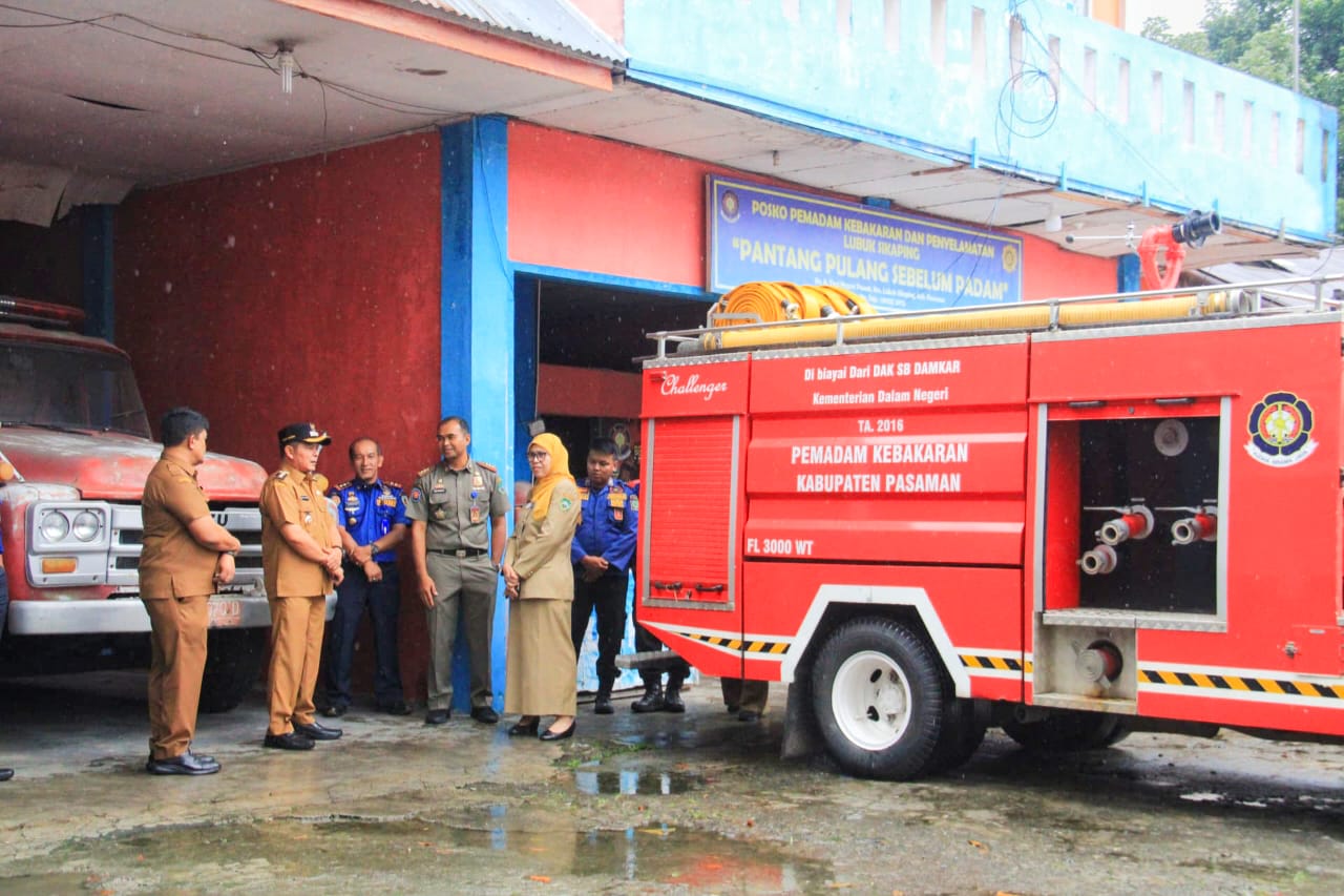 JADI PERHATIAN: Bupati Pasaman Welly Suhery saat memeriksa kondisi armada pemadam kebakaran di Posko Damkar Lubuksikaping, kemarin (10/6).(DISKOMINFO PASAMAN UNTUK PADEK)