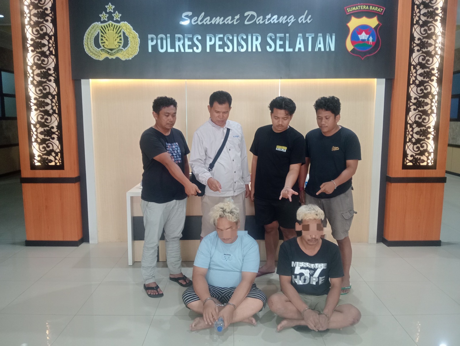 TIDAK BERKUTIK: Petugas Satresnarkoba Polres Pessel saat mengamankan dua tersangka pengedar sabu di Mapolres Pessel, Selasa (10/6). Keduanya ditangkap di Kampung Pasar Surantih.(HUMAS POLRES PESSEL)