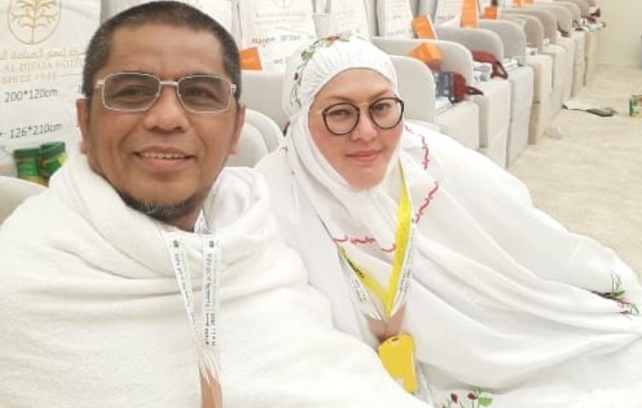Anggota DPR RI dari Fraksi PAN, H Arisal Aziz, dan istri.