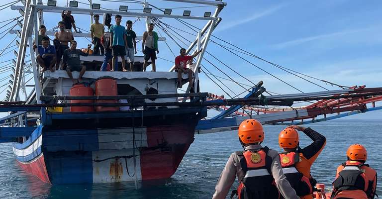 Personil SAR Mentawai mendekati KM Aura 02 di perairan Katiet, Mentawai, Rabu (11/6/2025), karena salah satu ABK-nya dilaporkan hilang di tengah laut.