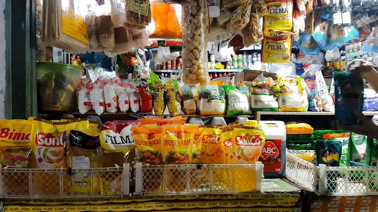 Beberapa produk harian yang dijual di salah satu toko di Pasar Raya Padang, beberapa waktu lalu.
