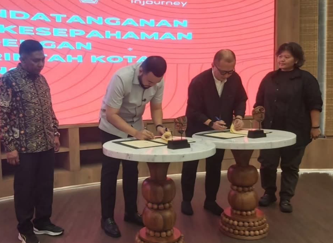 Wali Kota Padang, Fadly Amran, menandatangani nota kesepahaman (MoU) dengan Ketua Umum ICCN, Fiki Satari, di Gedung InJourney, Jakarta, Selasa (10/6/2025).(Foto: Prokopim)