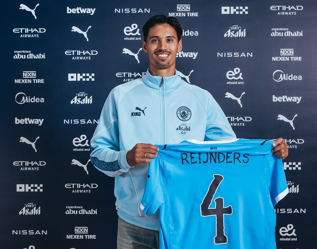 Tijjani Reijnders yang baru bergabung dari AC Milan, memilih nomor 4 yang ikonik dengan mantan kapten Manchester City Vincent Kompany. (Foto: mancity.com)