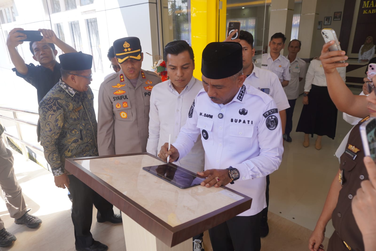 TEROBOSAN: Bupati Limapuluh Kota H. Safni bersama Forkopimda menghadiri peluncuran Mal Pelayanan Publik (MPP) secara daring yang diresmikan Menteri PANRB, Rabu (11/6).(PEMKAB LIMAPULUH KOTA FOR PADEK)