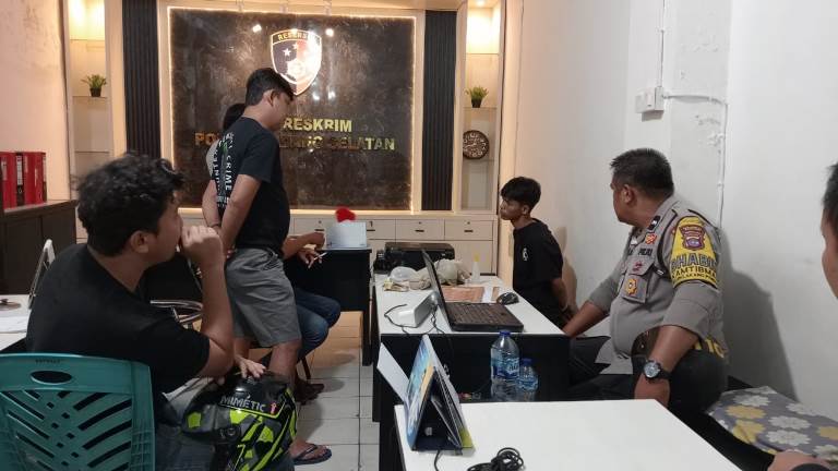 Pelaku dugaan aborsi di kawasan Siti Nurbaya, Kelurahan Batang Arau, Padang Selatan, Kota Padang, Rabu malam (11/6/2025). (Polsek&nbsp;Padang&nbsp;Selatan)