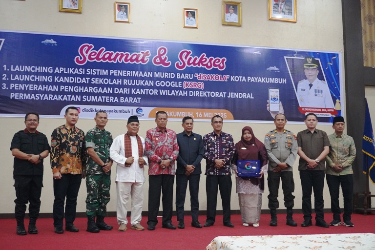 DILUNCURKAN: Suasana launching kandidat KSRG, aplikasi diSAKOLA dan penyerahan penghargaan untuk SMPN 4 Payakubuh.(TIM LAMAN GURU)