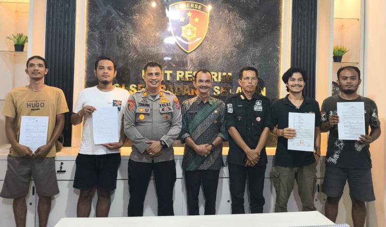 Empat pemuda membuat surat pernyataan tidak akan mengulangi perbuatannya dan akan membenahi pengelolaan Pantai Air Manis bersama pemuda setempat.