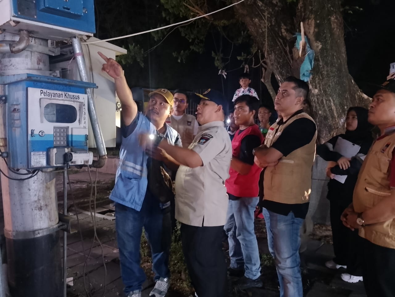 Tim gabungan Bapenda Padang memeriksa pemakaian listrik dari PJU di salah satu titik di Kota Padang, Rabu (11/6) malam.