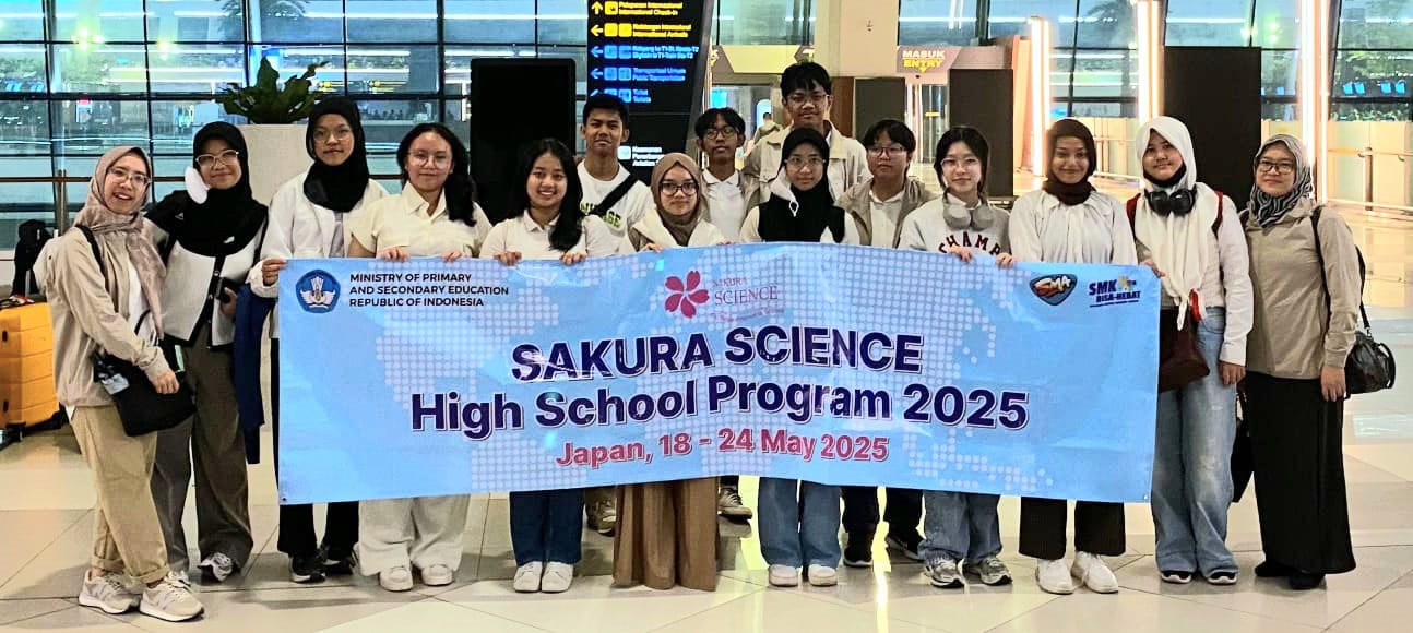 Nasya Fadillah Putri (tengah) siswi SMA 1 Padang bersama perwakilan siswa se-Indonesia yang mengikuti SSHP pada 18-24 Mei 2025 di Jepang.