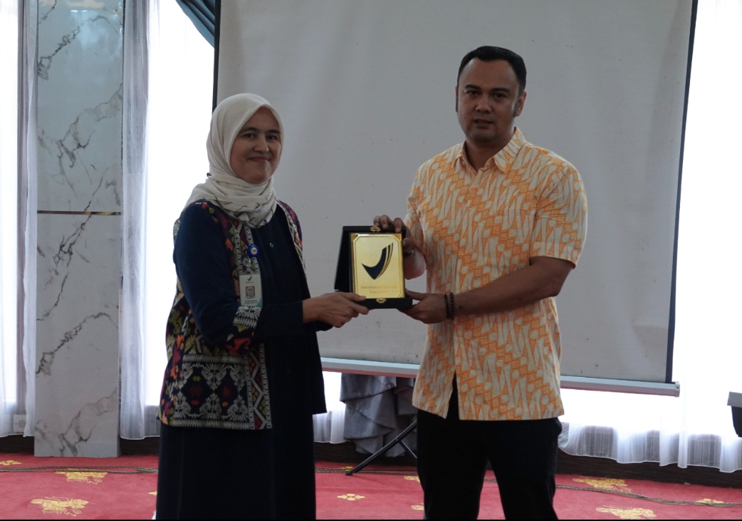 Plt. Deputi Bidang Pengawasan Obat dan NPPZA BPOM RI, Tri Asri Isnariani bersama Bupati Sijunjung Benny Dwifa Yuswir.(Foto: Humas Loka POM)