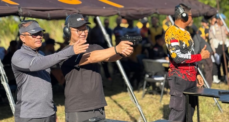 Pinca BRI Painan, Alvin Nur Muhammad bersama Kapolres Pessel, AKBP Derry Indra (kiri) latihan menembak setelah melakukan jalan sehat di Bukit PDAM Tirta Langkisau Painan.