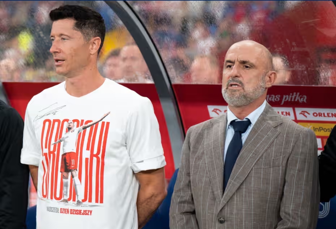 Michal Probierz dan Robert Lewandowski beberapa waktu lalu. (Foto: The Guardian)
