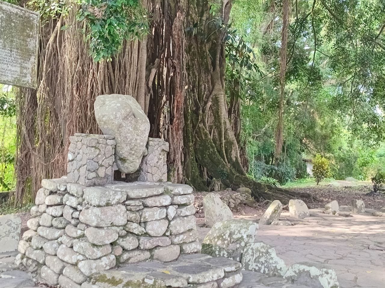 Batu Batikam, peninggalan bersejarah yang terletak di Jorong Dusun Tuo Nagari Limakaum, Kecamatan Limakaum Kabupaten Tanahdatar.