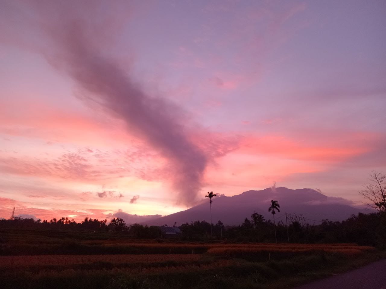 Pemandangan senja hari di kawasan Wisata  Koto Gadih, Nagari Limakaum Kecamatan Limakaum Kabupaten Tanahdatar.