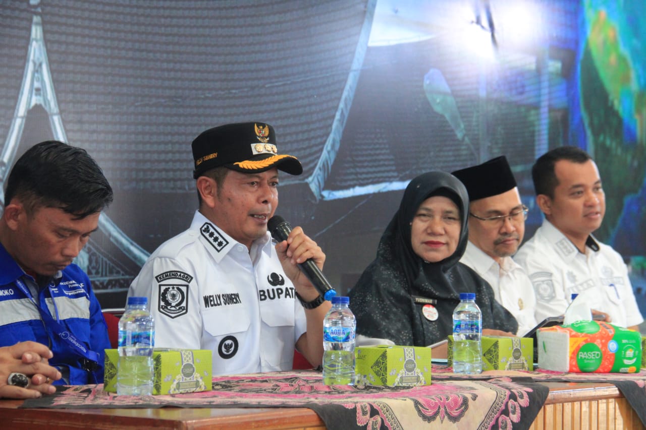 ARAHAN: Bupati Pasaman Welly Suhery memberikan arahan dalam sosialisasi proyek Geothermal Bonjol di Aula Kantor Camat Bonjol, didampingi perwakilan PT Medco Geothermal Sumatera.(DISKOMINFO PASAMAN)