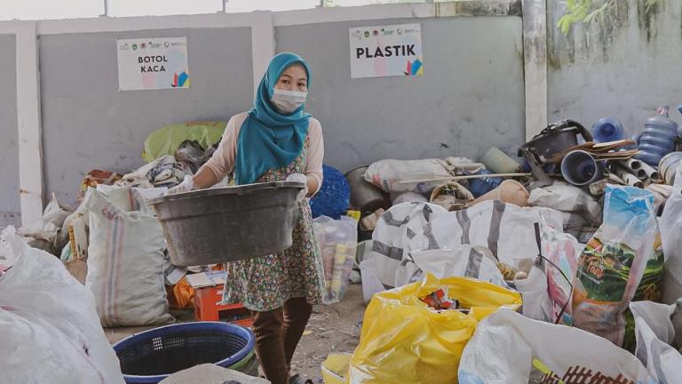 Proses pemilahan sampah oleh Bank Sampah Prabumulih, mitra binaan PLN UID Sumsel, Jambi dan Bengkulu, di Kelurahan Wonosari, Kecamatan Prabumulih Utara, Kota Prabumulih, Sumatera Selatan.