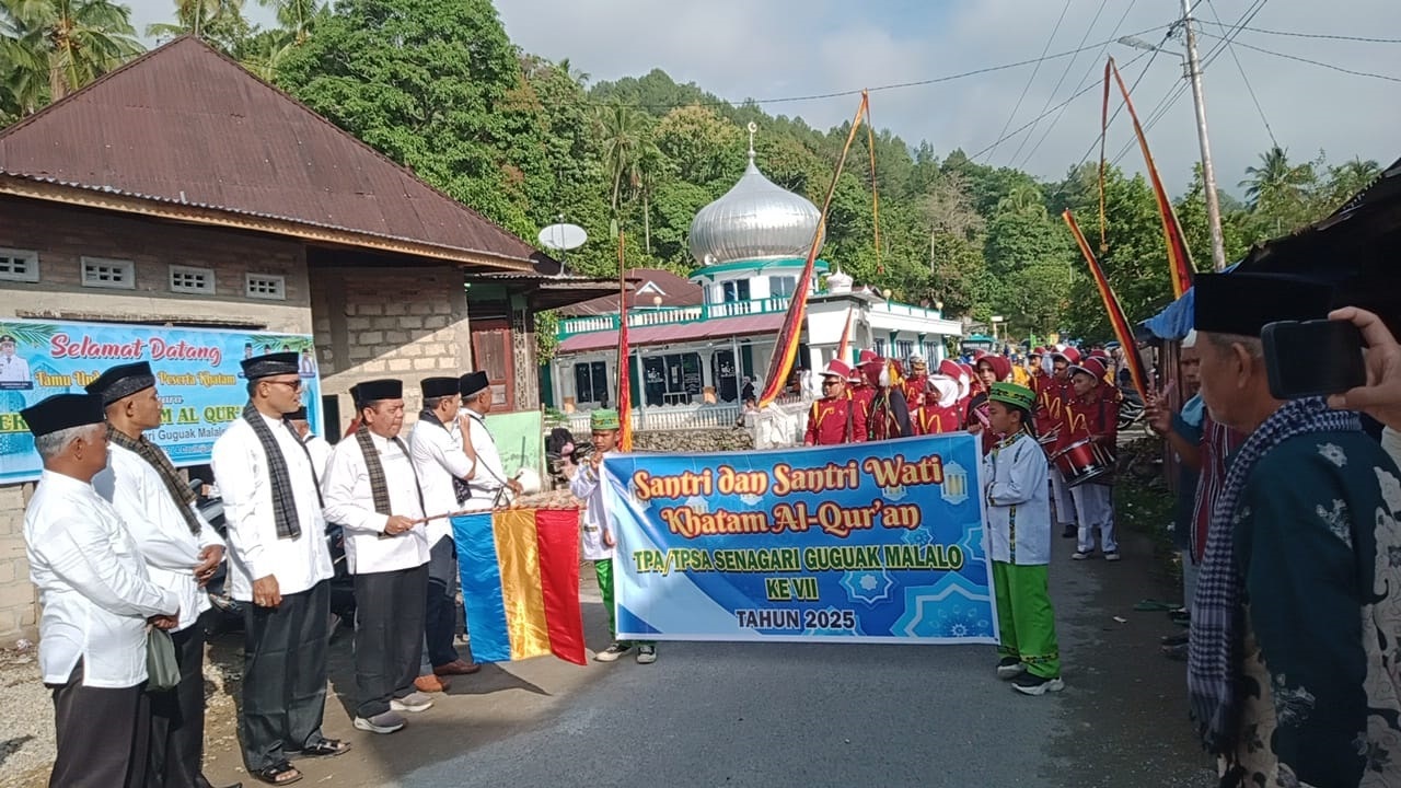 MEMUKAU: Para personel drumband UPT SMP N 3 Batipuh Selatan ketika ikut menyukseskan kegiatan khatam Al Quran yang dilaksanakan TPA se-Nagari Guguak Malalo.(TIM LAMAN GURU)