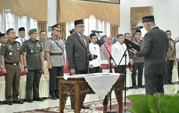 Gubernur Sumbar Mahyeldi melantik Arry Yuswandi SKM MKM sebagai Sekretaris Daerah (Sekda) definitif Provinsi Sumatera Barat di Auditorium Gubernuran, Jumat (13/6/2025).