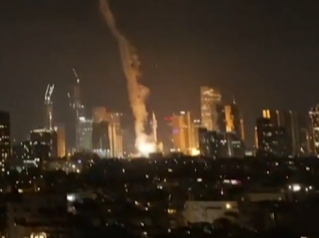 Iran meluncurkan rudal ke wilayah Israel pada Jumat (13/6/2025). (Tangkapan layar video/ Al Jazeera)