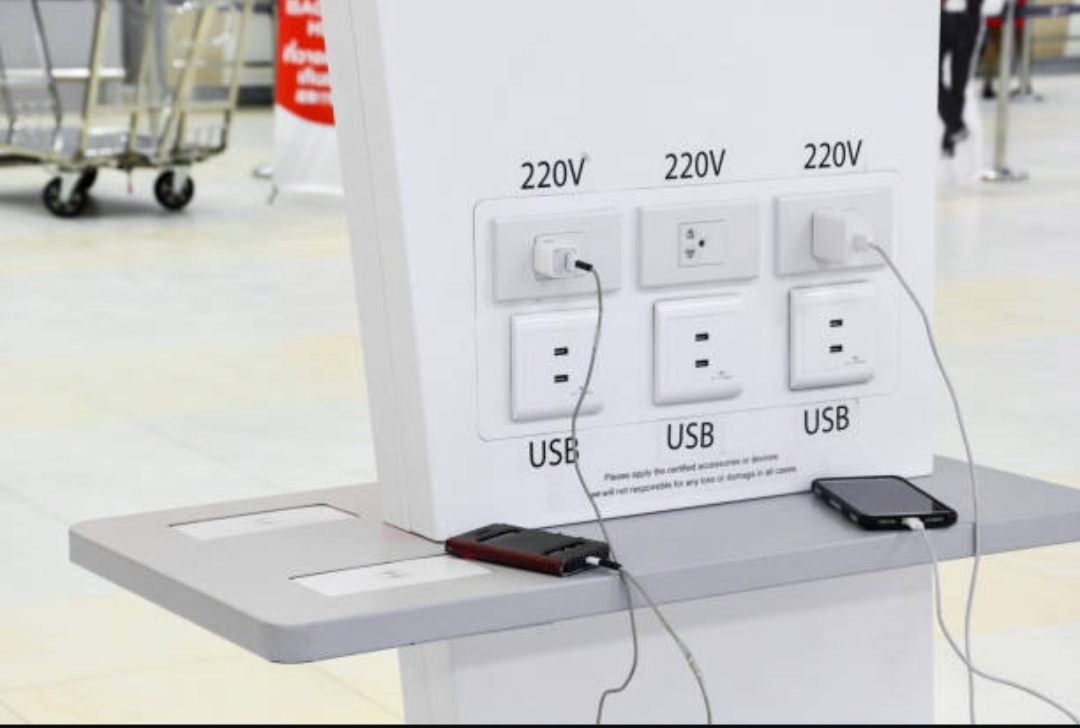TSA mengimbau agar penumpang tidak sembarangan mengisi daya ponsel melalui port USB publik yang tersedia di area bandara. (Foto ilustrasi: Istock)