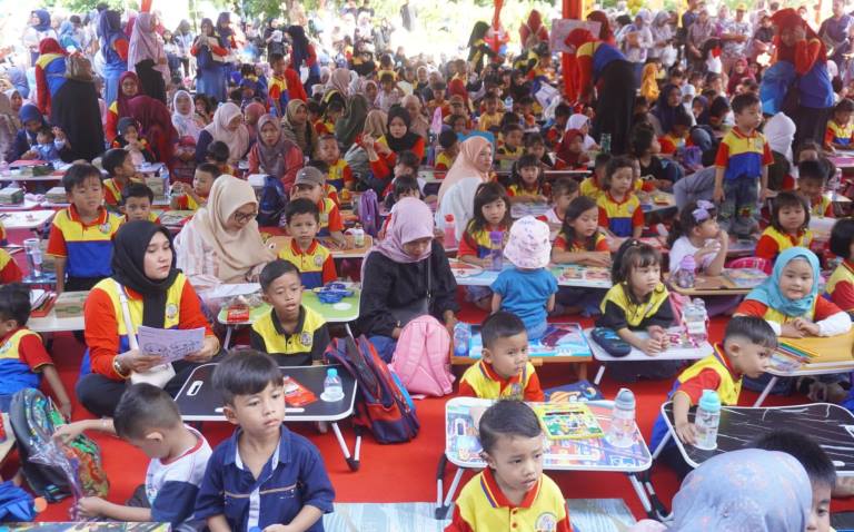 Festival dan Bazar di Youth Center, Kota Padang, mulai 13 hingga 15 Juni 2025 diikuti berbagai kalangan, mulai dari anak-anak, pelajar, hingga mahasiswa, serta melibatkan pelaku UMKM.