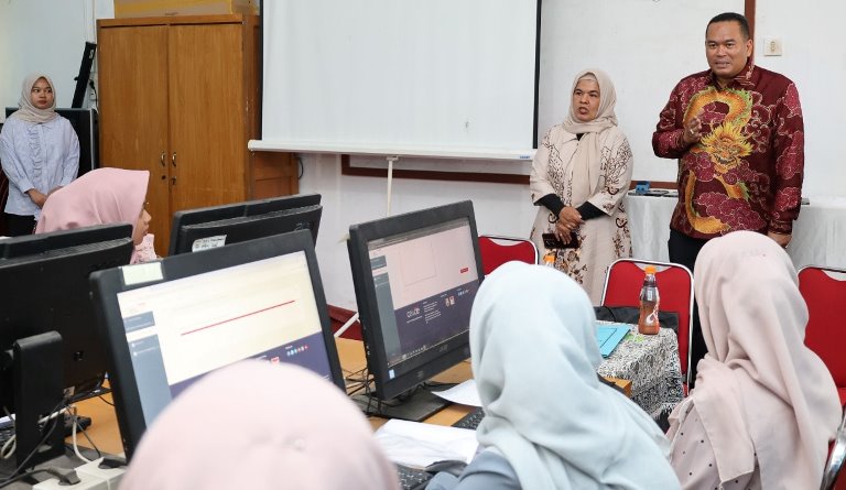 Plt Kepala Disdikpora Kota Pariaman, Hertati Taher, mendampingi Wali Kota Pariaman Yota Balad meninjau pelaksanaan tes akademik Telkom University (Tel-U), Sabtu (14/6/2025).