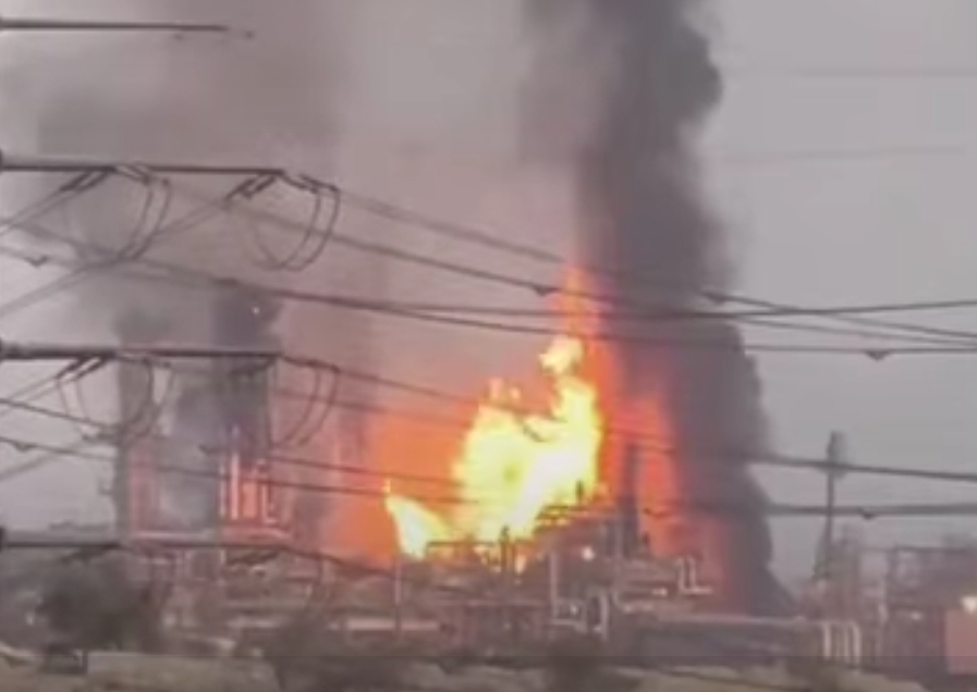 Kilang gas Iran terbakar akibat serangan drone Israel. (Foto: Tangkapan layar/ Al Jazeera)