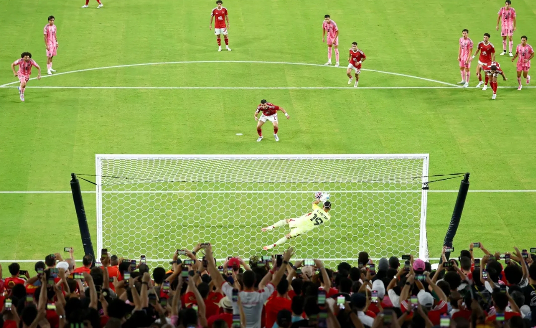 Kiper Inter Miami Oscar Ustari mampu menebak dengan tepat tendangan penalti dari Trezeguet. (Foto: FIFA.com)