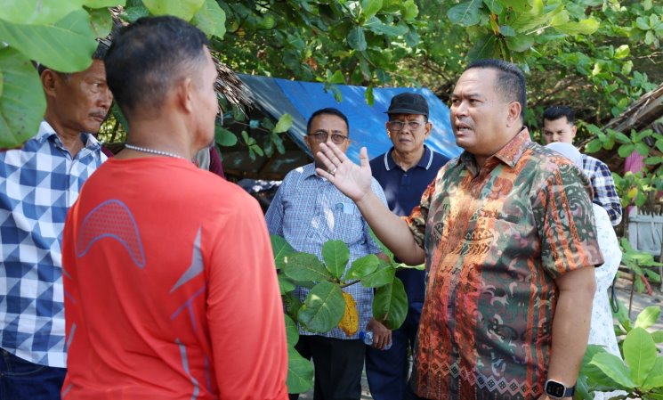 Wako Yota Balad bersama BMKG Sumbar meninjau lokasi penempatan High-Frequency (HF) Radar tsunami di Pantai Taman Anas Malik, Kelurahan Lohong, Pariaman Tengah, Minggu (15/6/2025).