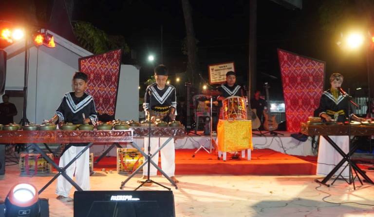 Siswa-siswi SMP 8 menampilkan komposisi musik tradisional dan tari kreasi di Pujasera Pantai Padang, Sabtu malam (14/6/2025).