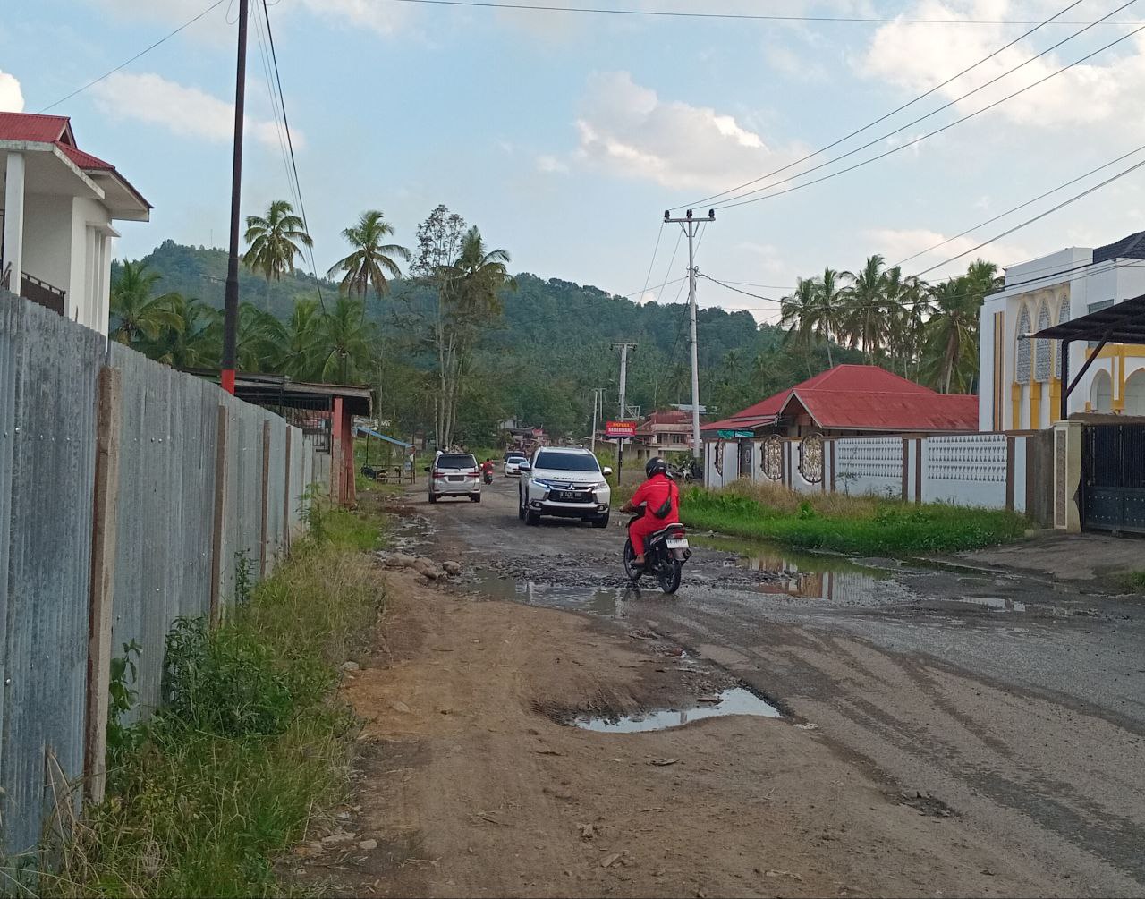 Kondisi jalan berlubang di Jorong Panti, Nagari Rambatan, Kecamatan Rambatan, Kabupaten Tanahdatar, yang sudah rusak parah, Minggu (15/6).