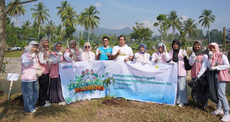PLN UP3 Payakumbuh peringati Hari Lingkungan Hidup 2025 dengan aksi tanam pohon dan bersih sampah di Taman Batang Agam, ajak warga jaga bumi.