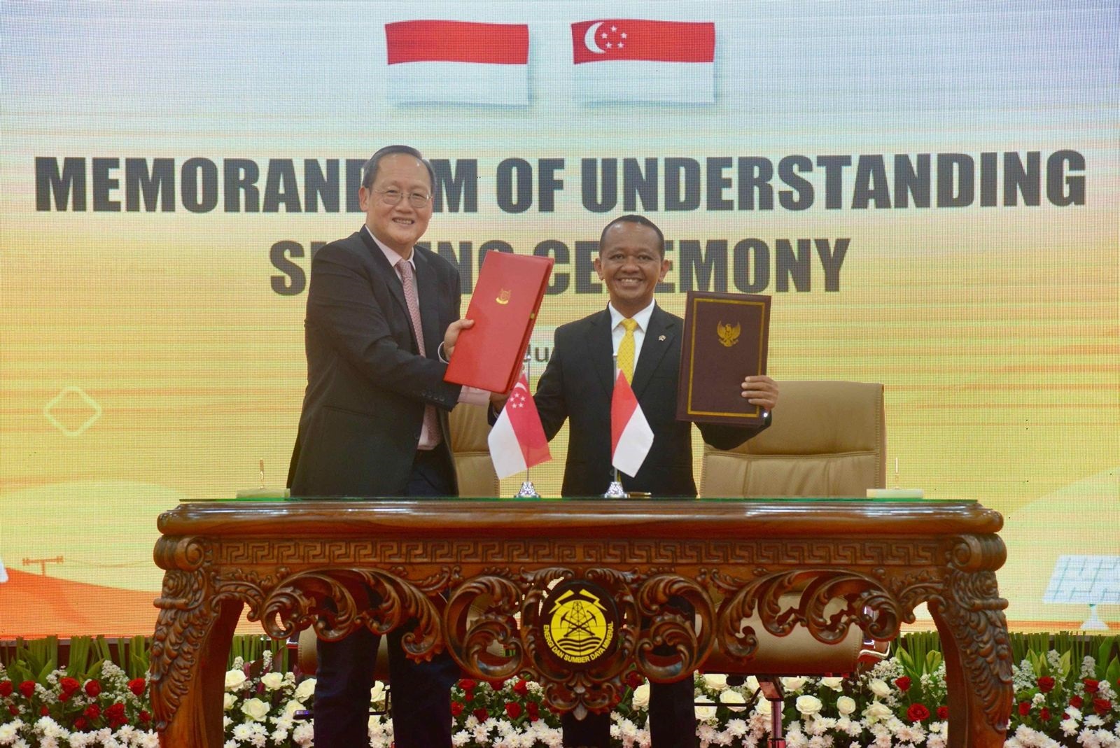 Menteri ESDM Indonesia Bahlil Lahadalia dan Menteri Energi serta Ilmu Pengetahuan & Teknologi Singapura Tan See Leng usai penandatanganan kerja sama di Kantor Kementerian ESDM, Jakarta, Jumat (13/6).