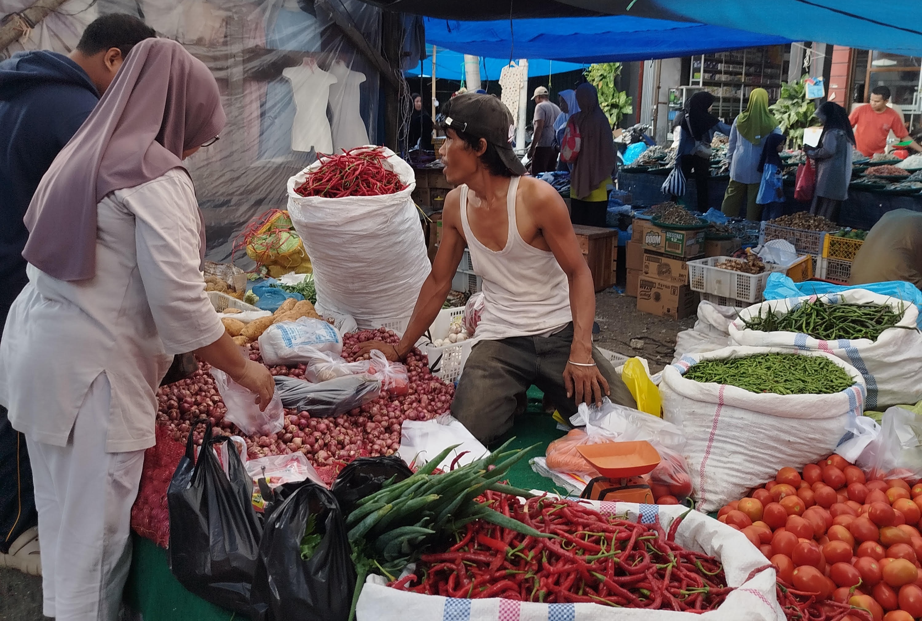 Salah seorang pedagang cabai sedang melayani pembeli di Pasar Baru Pulau Punjung.