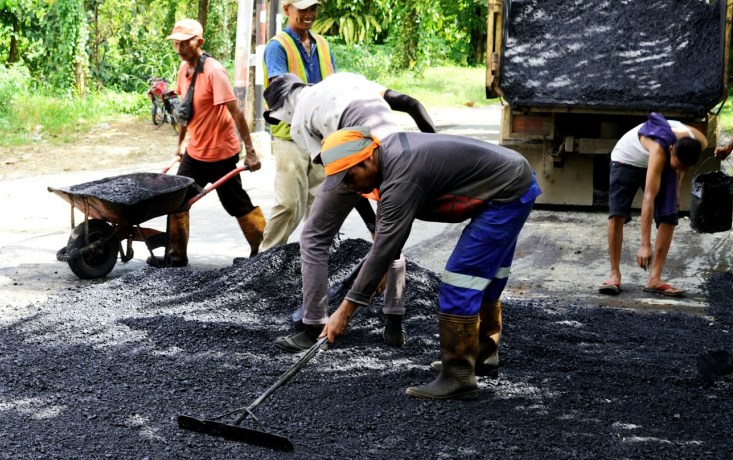 Penambalan jalan (patching) menjadi bagian dari program pemeliharaan rutin untuk meningkatkan kenyamanan dan keselamatan pengguna jalan.
