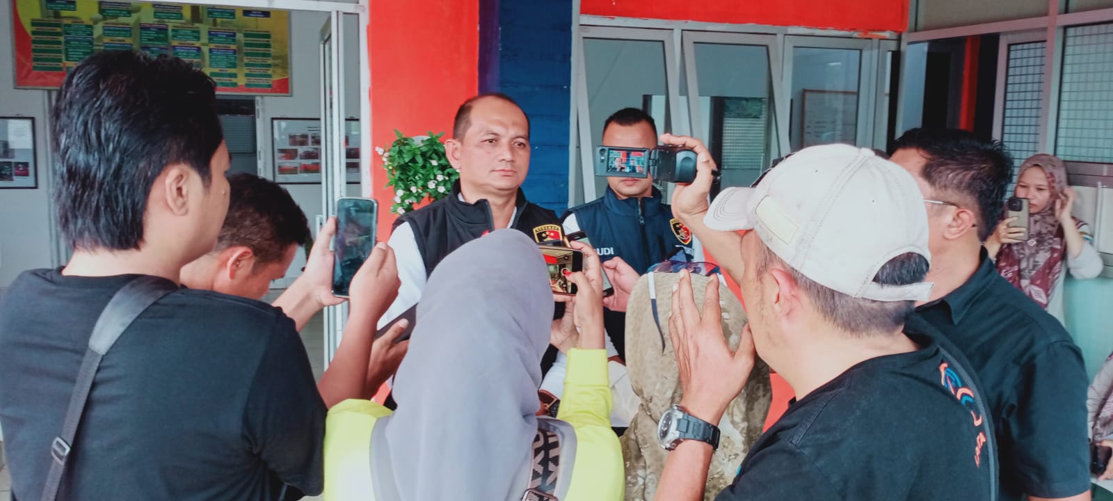 OPERASI: Kasat Reskrim Polres Dharmasraya Iptu Evi Hendri Susanto memberi keterangan kepada awak media usai penggeledahan kantor BPBD, Senin (16/6).(POLRES DHARMASRAYA UNTUK PADEK)