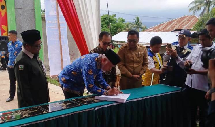 Gubernur Mahyeldi resmikan lima jembatan strategis di Sumbar. Proyek Rp30 miliar tingkatkan konektivitas dan akses layanan publik masyarakat.