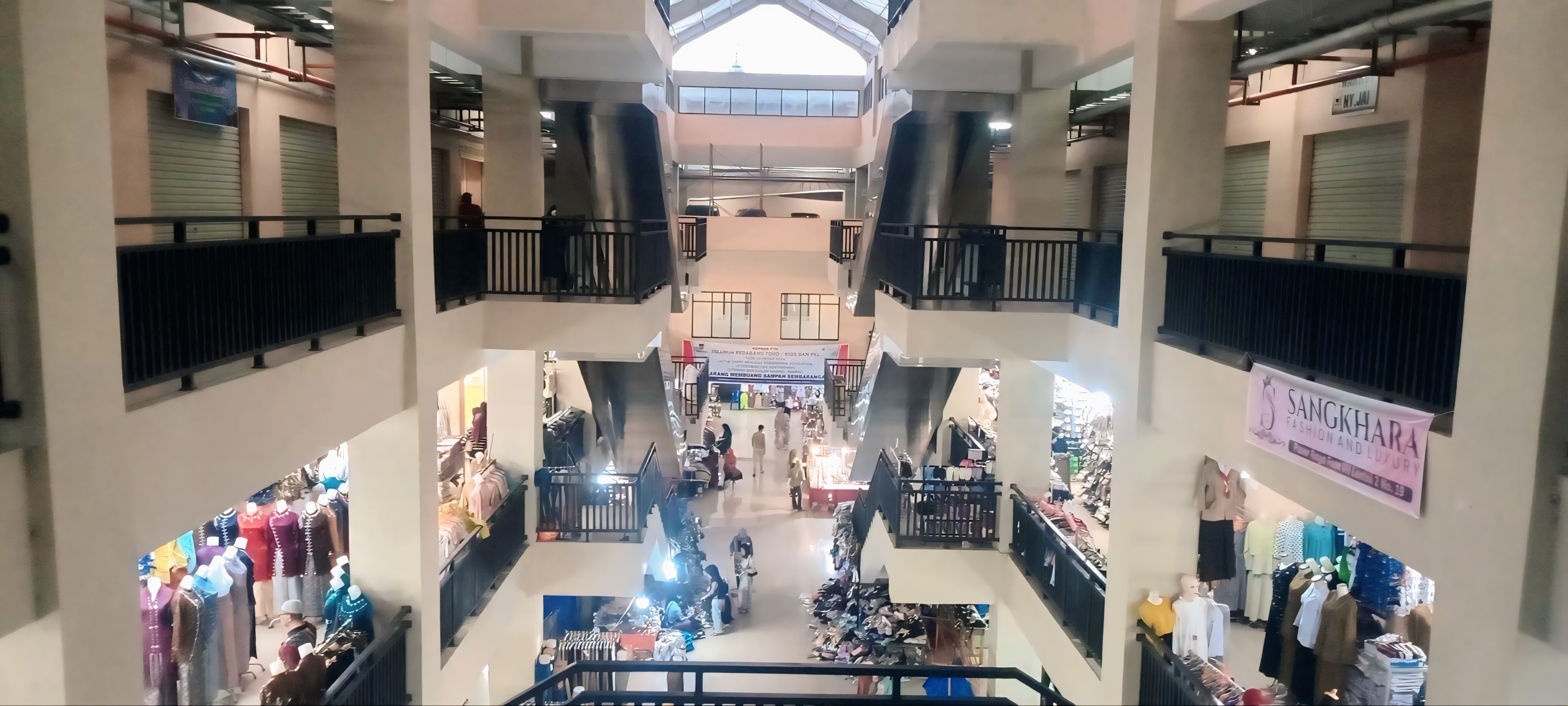 Suasana di dalam Gedung Pasar Raya Fase VII, Senin (16/6).