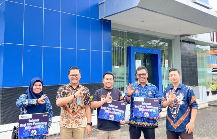 Pinca BRI Painan, Alvin Nur Muhammad, (dua kiri) foto bersama usai menyerahkan hadiah kepada tiga orang pemenang BRImo FSTVL 2025.&nbsp;(Foto:&nbsp;Yogi)