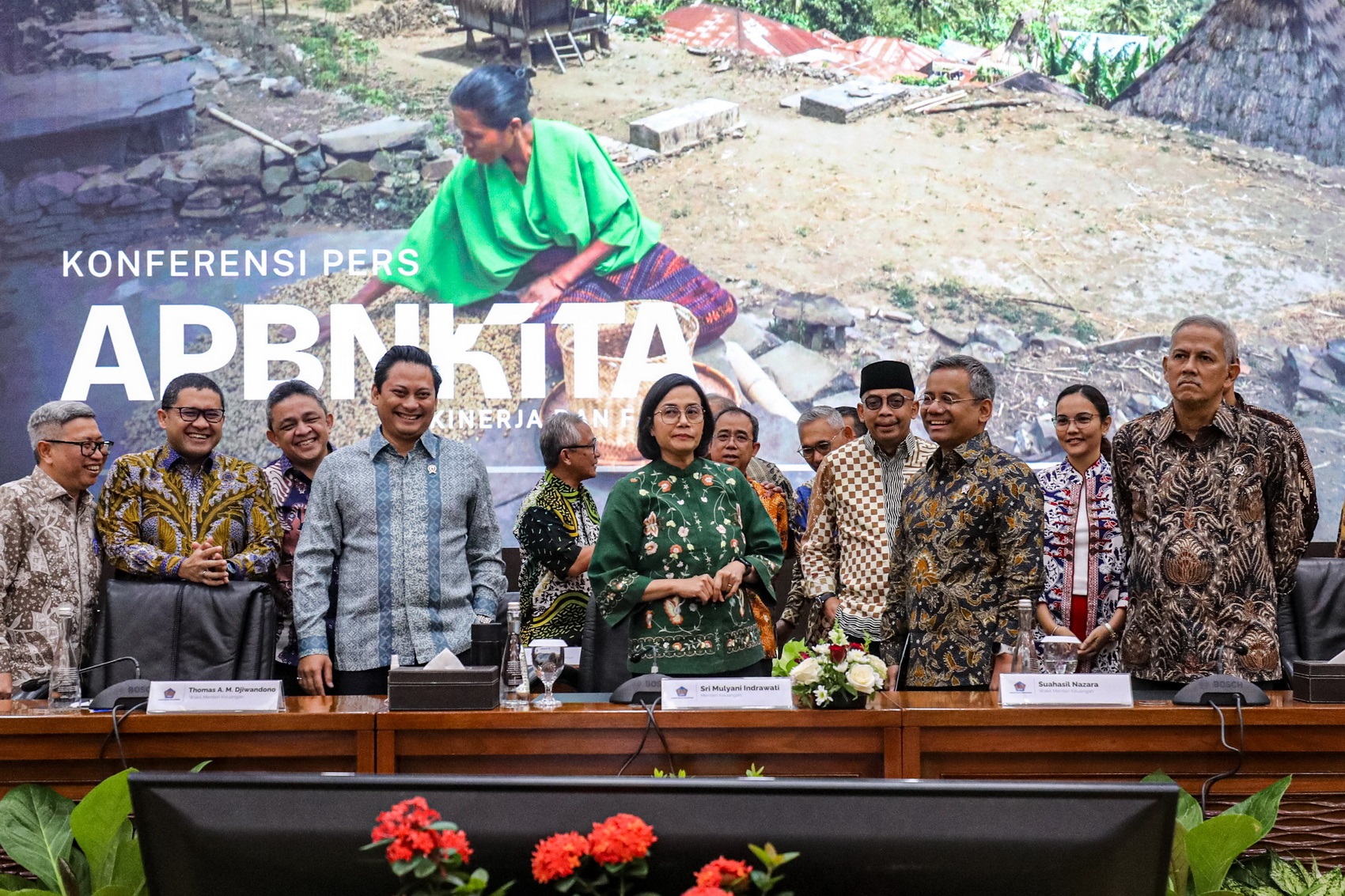 Menteri Keuangan Sri Mulyani Indrawati membeberkan paparan pada konferensi pers APBN KiTa di Kantor Kementerian Keuangan, Jakarta, Selasa (17/6).