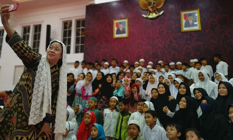 Ketua DPR RI Puan Maharani swafoto dengan anak-anak dan remaja.